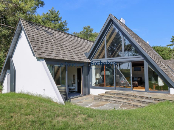 Villa d'architecte moderne entourée de dunes et de pins maritimes au Touquet-Paris-Plage.