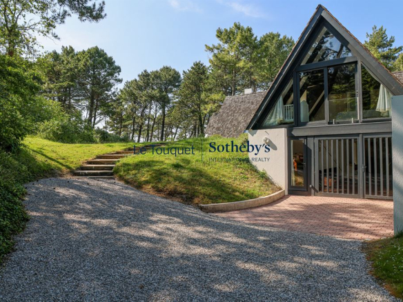 Villa d'architecte dans un environnement naturel avec des dunes et des pins maritimes au Touquet-Paris-Plage.
