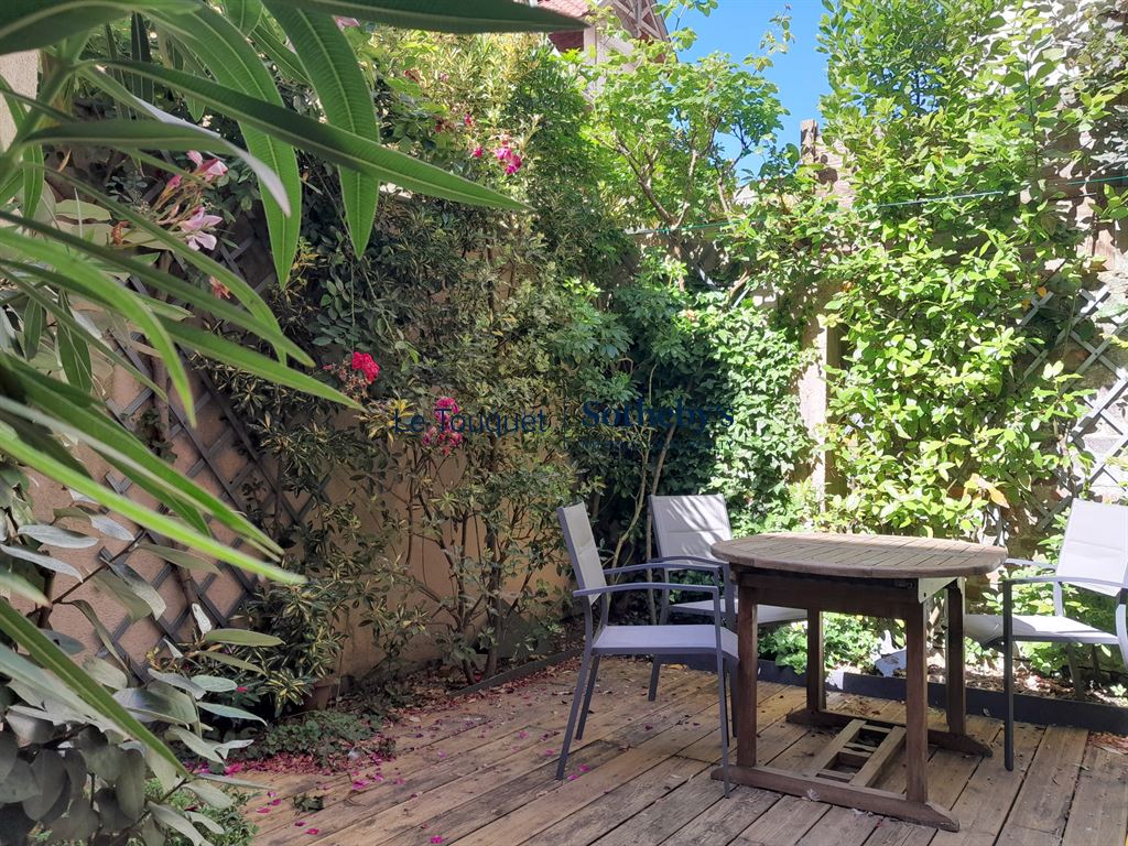 Terrasse d’une villa au Touquet-Paris-Plage Terrasse en bois avec des chaises et des plantes verdoyantes dans une villa au Touquet-Paris-Plage.