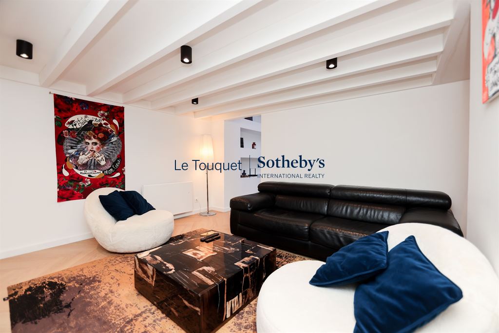 Duplex contemporain au Touquet Intérieur d'un duplex contemporain avec canapés et décoration moderne au Touquet-Paris-Plage.