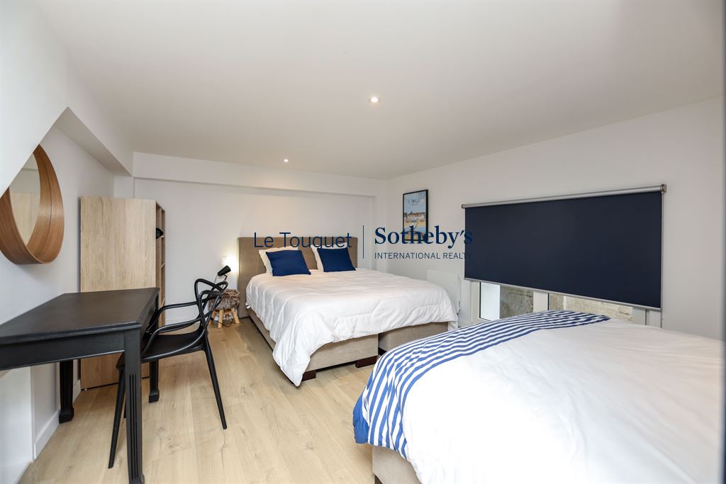 Chambre duplex au Touquet-Paris-Plage Chambre d'un duplex contemporain avec deux lits et un bureau, rénové en 2023 au Touquet-Paris-Plage.