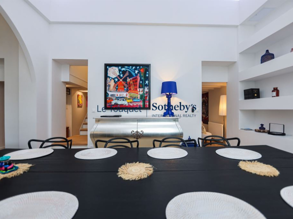 Intérieur d'un duplex contemporain avec table à manger et décoration élégante au Touquet-Paris-Plage.