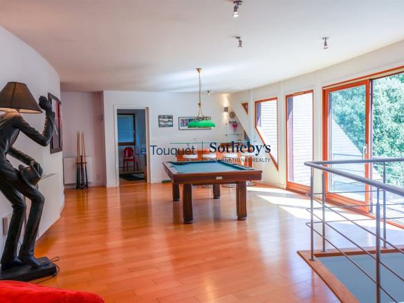Intérieur d'une villa contemporaine avec salon, salle à manger et billard.