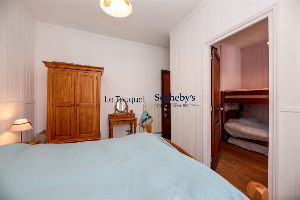 Room in a family villa with double bed and wooden wardrobe, Le Touquet-Paris-Plage.