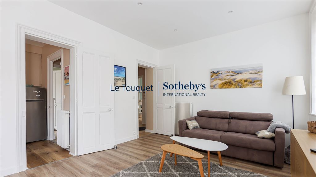 Renovated apartment living room in Le Touquet Living room of a renovated apartment with sofa and modern decor, located in a villa in Le Touquet-Paris-Plage.