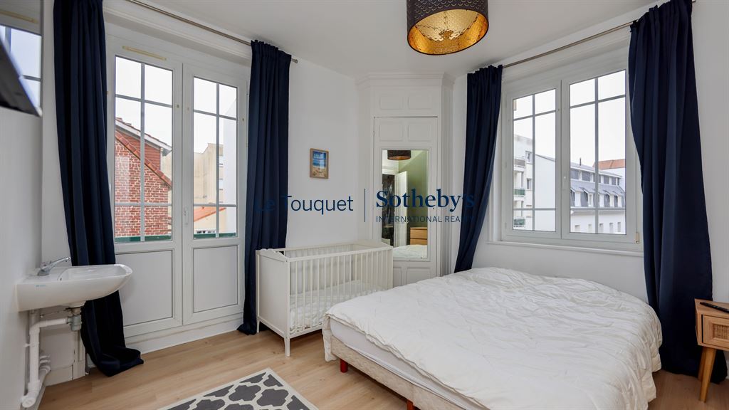 Renovated apartment room in Le Touquet Room in a renovated apartment with bed and window in Le Touquet-Paris-Plage.