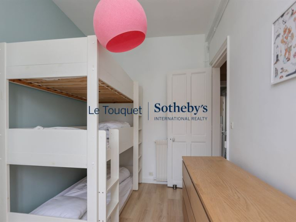 Room with bunk beds in a renovated apartment in Le Touquet-Paris-Plage.