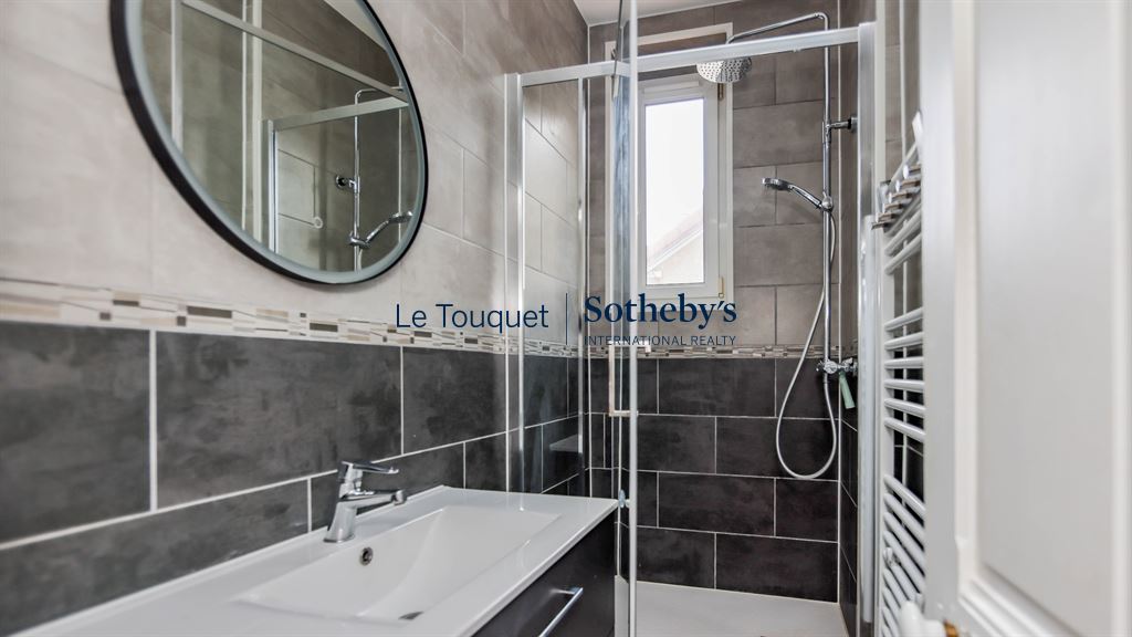 Renovated bathroom in Le Touquet-Paris-Plage Modern bathroom with shower and sink in a renovated apartment in Le Touquet-Paris-Plage.