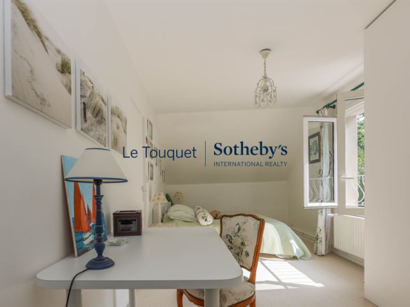 Bright room with desk and bed in a family villa in Le Touquet-Paris-Plage.