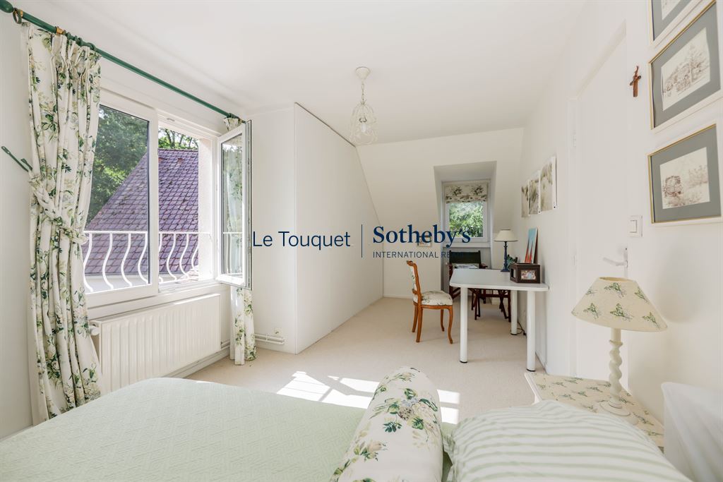 Bright bedroom in a villa in Le Touquet-Paris-Plage with desk and forest view.