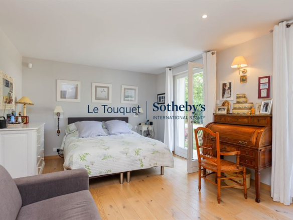 Room in a villa in Le Touquet-Paris-Plage with double bed and access to the outside.