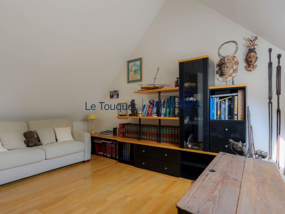 Interior of a family villa in Le Touquet-Paris-Plage with a living room and shelves.