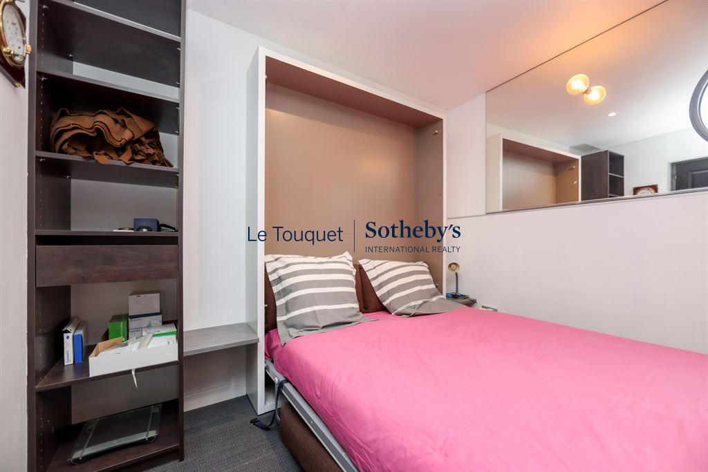 Chambre d’un duplex au Touquet Chambre avec lit double et rangement dans un duplex au Touquet-Paris-Plage.