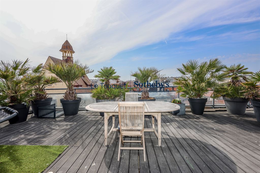 Penthouse avec Roof-Top à Le Touquet Terrasse sur le toit d'un penthouse avec vue sur Le Touquet, entourée de plantes en pot.