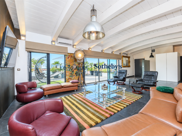 Intérieur d'un penthouse moderne avec salon spacieux et mobilier contemporain.