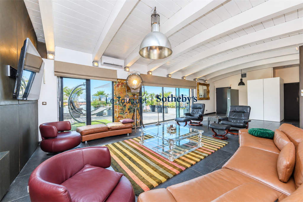 Penthouse moderne au Touquet Intérieur d'un penthouse moderne avec salon spacieux et mobilier contemporain.