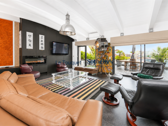 Intérieur d'un penthouse avec salon moderne et accès à un roof-top au Touquet-Paris-Plage.