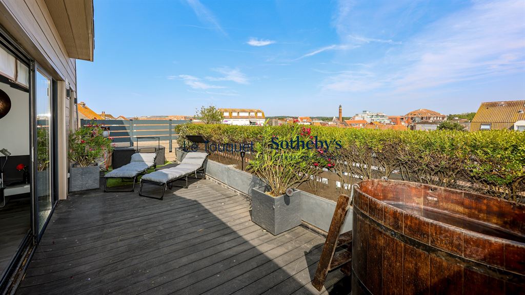 Penthouse avec Roof-Top au Touquet Terrasse en bois avec chaises longues et vue sur le Touquet-Paris-Plage.