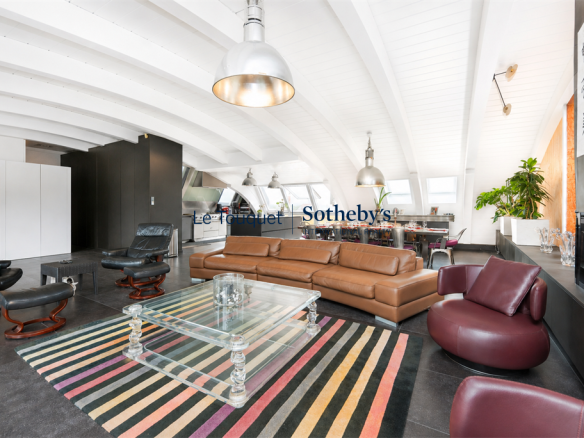 Intérieur d'un duplex moderne avec salon, salle à manger et cuisine ouverte, Le Touquet-Paris-Plage.
