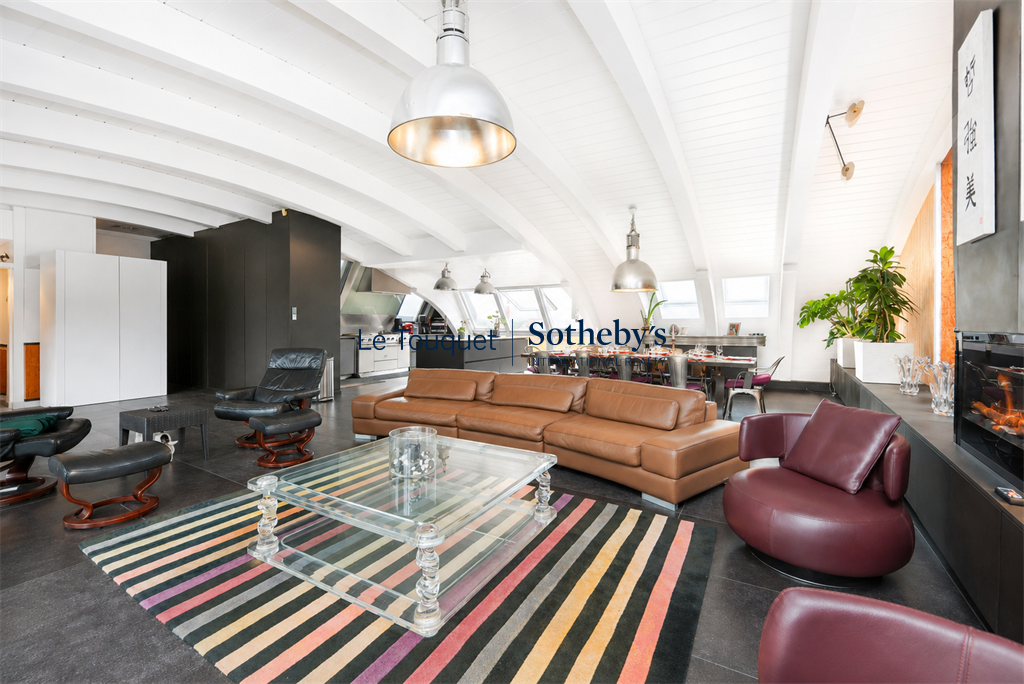 Duplex moderne avec vue Intérieur d'un duplex moderne avec salon, salle à manger et cuisine ouverte, Le Touquet-Paris-Plage.