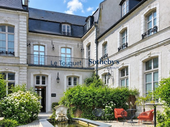 Hôtel particulier du XVIIIème siècle à Montreuil-sur-Mer avec cour intérieure et jardin.