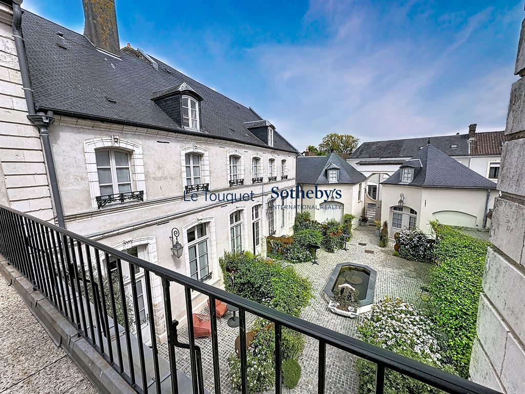 Hôtel de charme à Montreuil-sur-Mer Hôtel particulier du XVIIIe siècle avec cour intérieure à Montreuil-sur-Mer