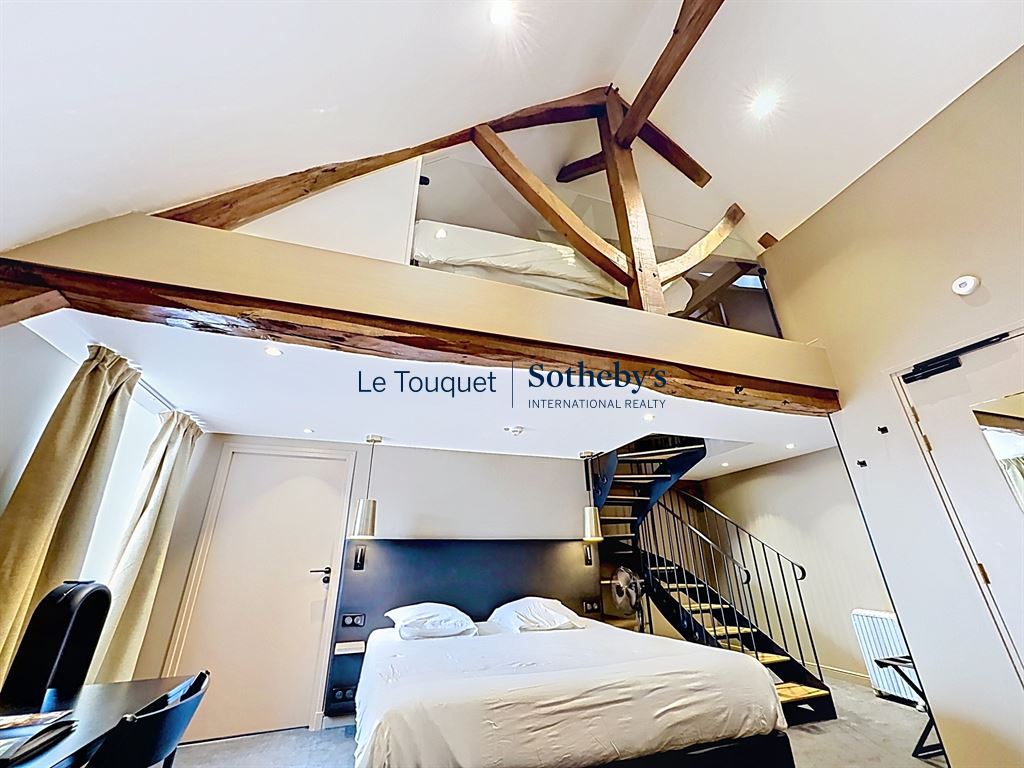 Chambre d’hôtel à Montreuil-sur-Mer Chambre d'hôtel moderne avec mezzanine dans une demeure historique à Montreuil-sur-Mer.
