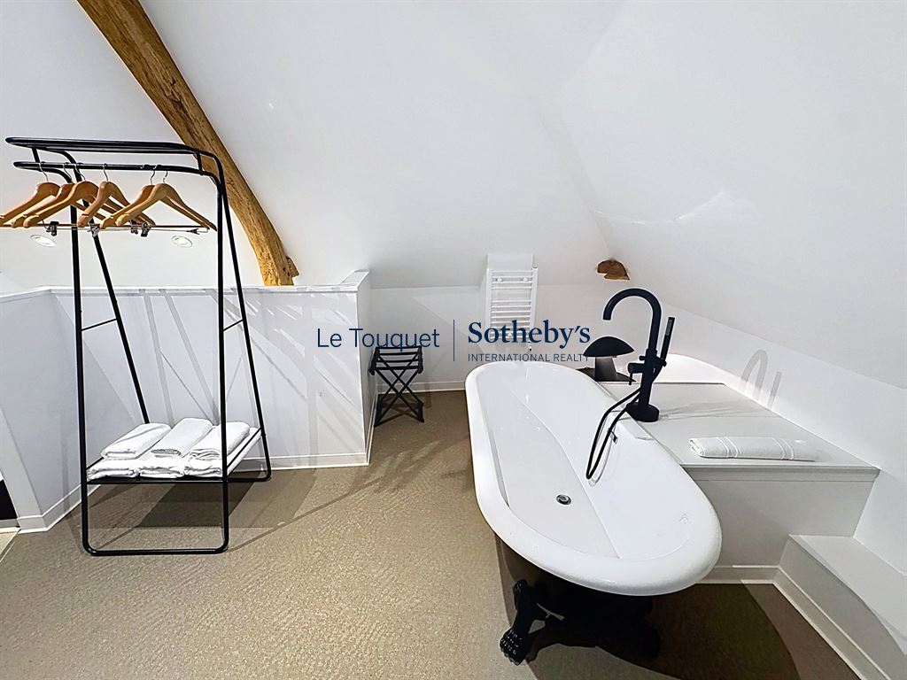Salle de bain d’un hôtel particulier Salle de bain moderne avec baignoire et espace de rangement dans un hôtel particulier du XVIIIème siècle.