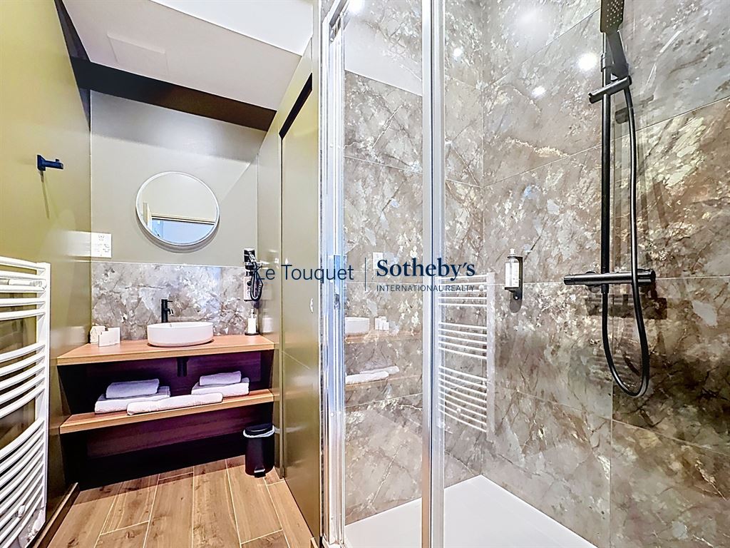 Salle de bain d’un hôtel particulier Salle de bain moderne avec douche dans un hôtel particulier du XVIIIème siècle à Montreuil-sur-Mer.