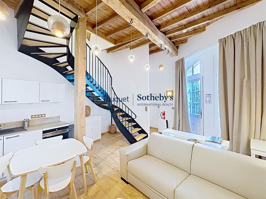 Intérieur d’un hôtel particulier à Montreuil-sur-Mer Intérieur d'un hôtel particulier du XVIIIe siècle avec escalier en colimaçon et salon lumineux.