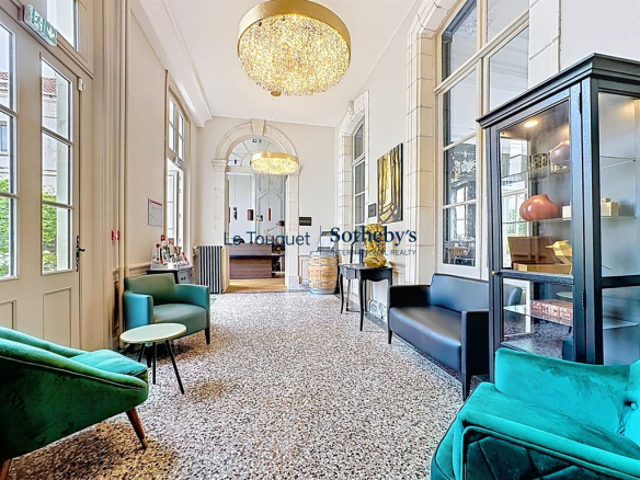 Intérieur d'un hôtel particulier du XVIIIème siècle à Montreuil-sur-Mer, avec mobilier moderne et lustres.