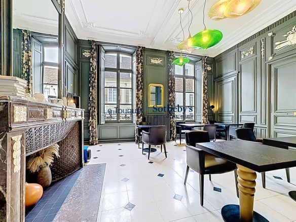 Intérieur d'un hôtel particulier du XVIIIe siècle à Montreuil-sur-Mer, avec des murs ornés et des meubles modernes.