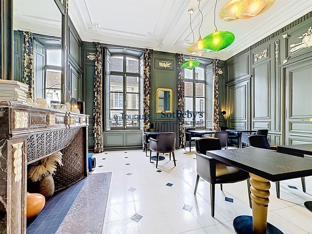 Intérieur d’un hôtel particulier historique Intérieur d'un hôtel particulier du XVIIIe siècle à Montreuil-sur-Mer, avec des murs ornés et des meubles modernes.