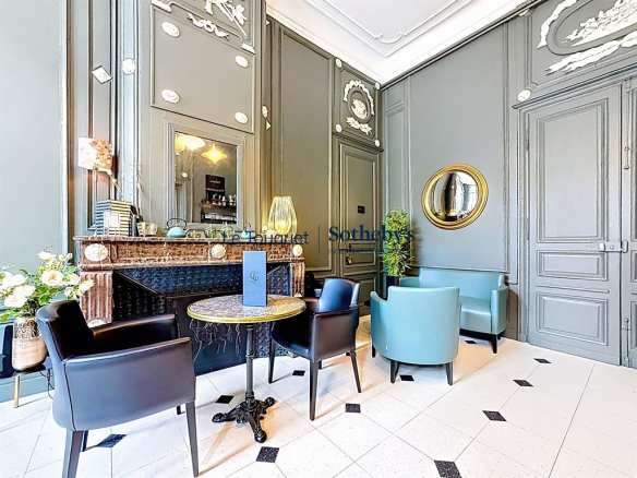 Intérieur d'un hôtel de charme avec des fauteuils et une décoration élégante.