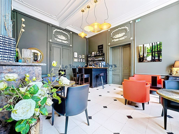 Intérieur d'un hôtel de charme avec mobilier moderne et touches historiques à Montreuil-sur-Mer.