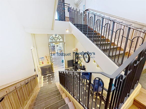 Escalier intérieur d'un hôtel particulier du XVIIIe siècle à Montreuil-sur-Mer.