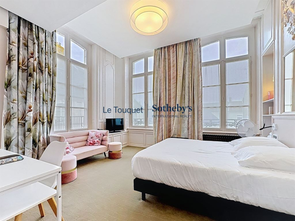 Chambre d'hôtel dans un hôtel particulier du XVIIIème siècle à Montreuil-sur-Mer.