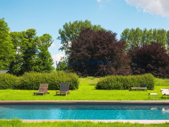 Elegant character property on 3 hectares